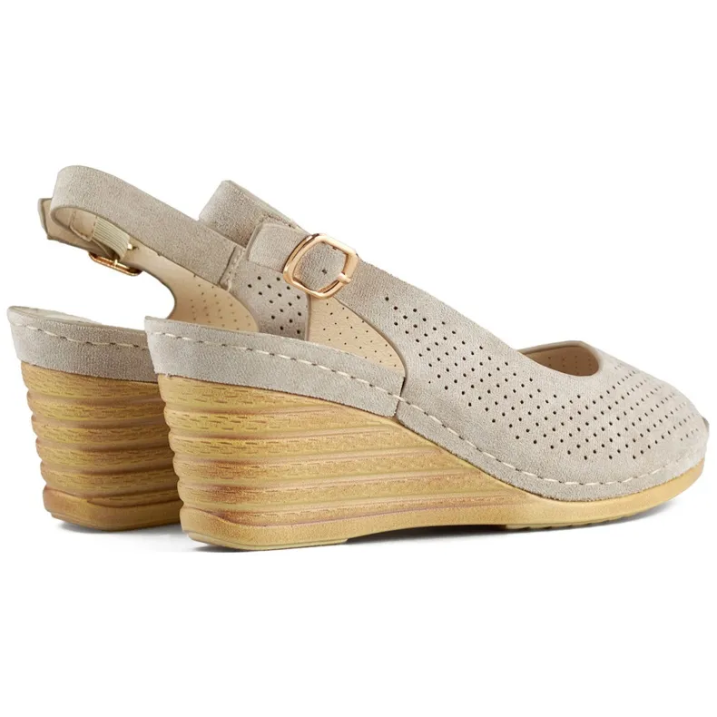 Goodin Opengewerkte beige sandalen met sleehak