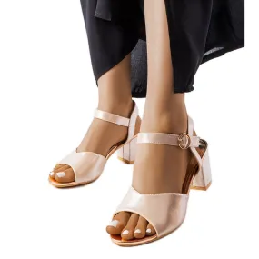Gouden sandalen op Vinceza's post beige