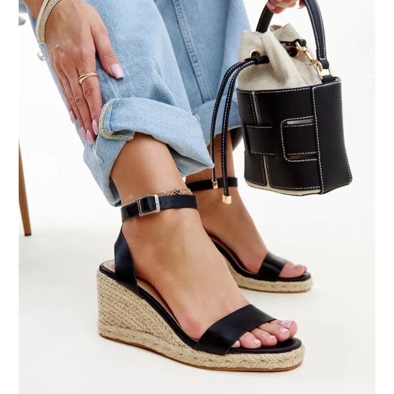 ZWARTE KOURASANDALEN MET SLEEHAK