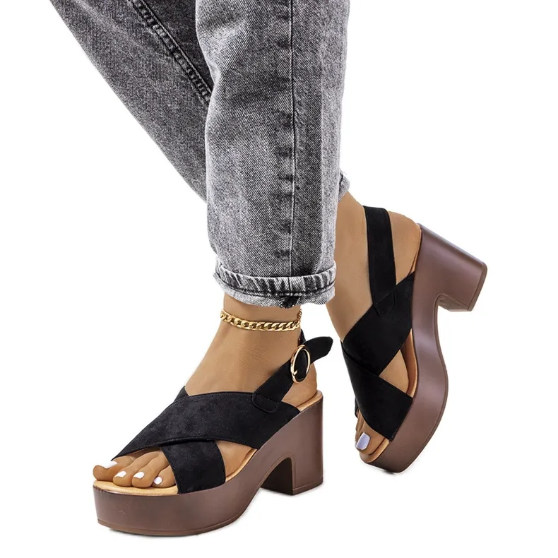 ZWARTE SANDALEN OP HET CHAPELPLATFORM